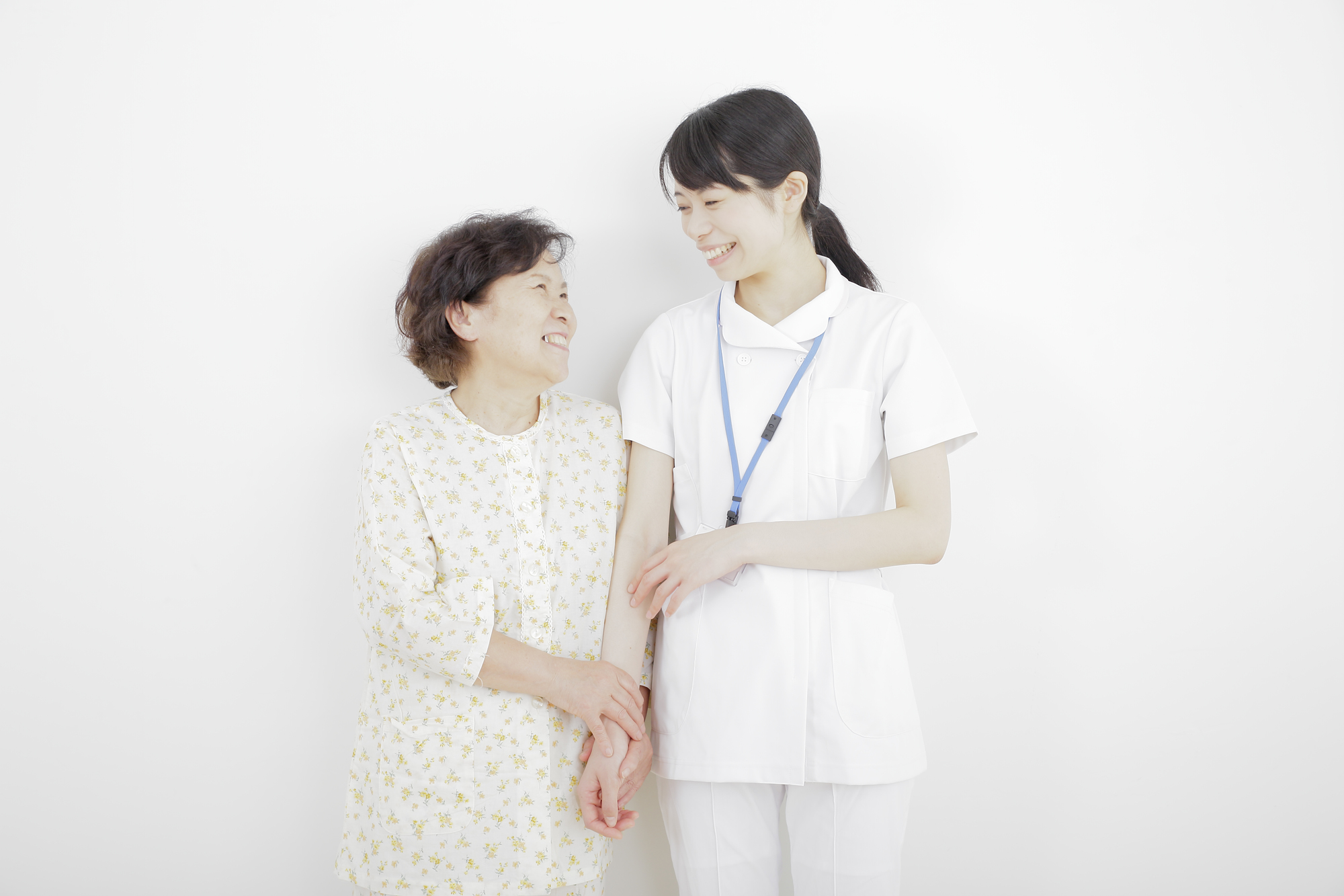 医療・介護施設でスタッフと打ち合わせをしている様子