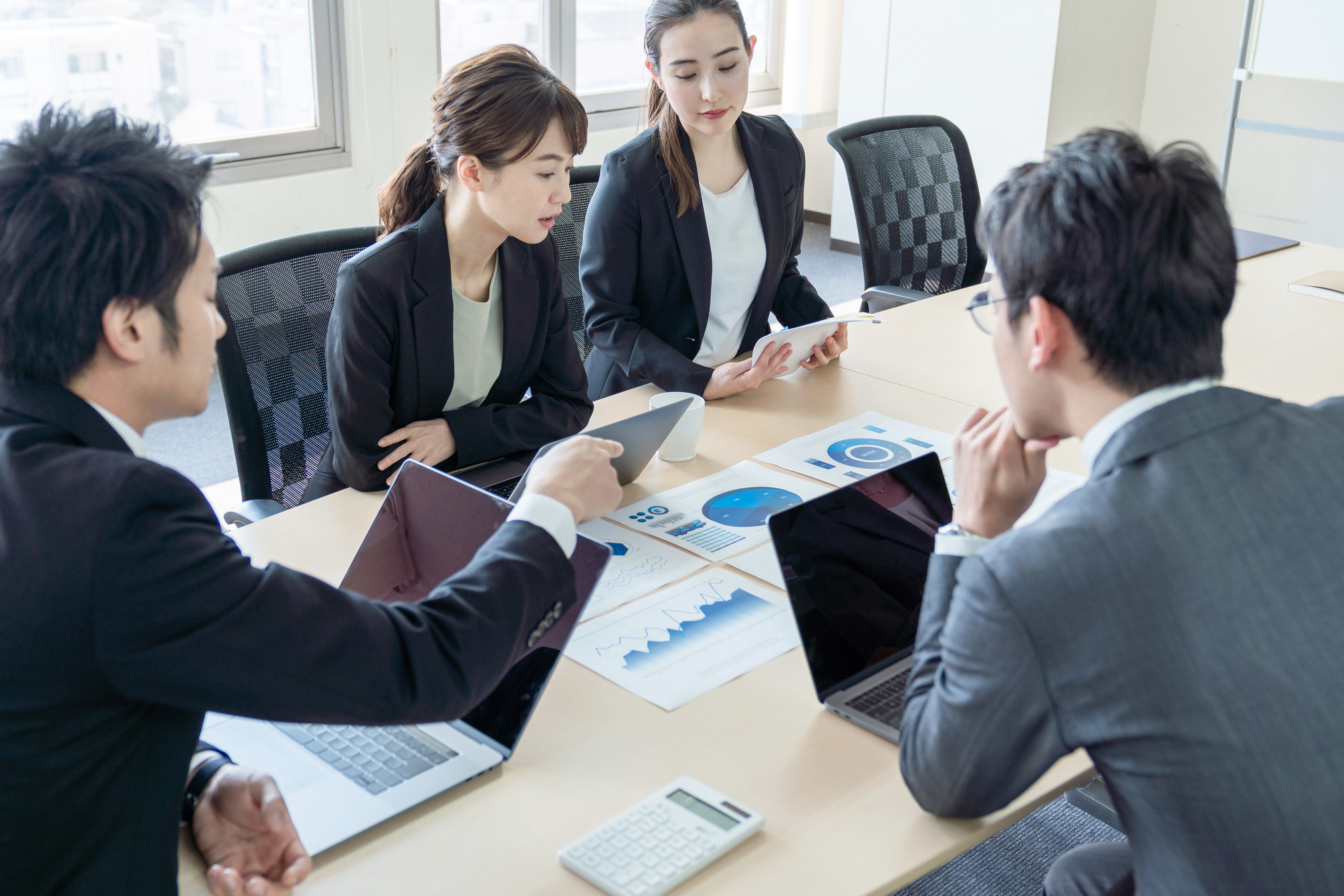 経営者と現場スタッフが方針を共有している様子